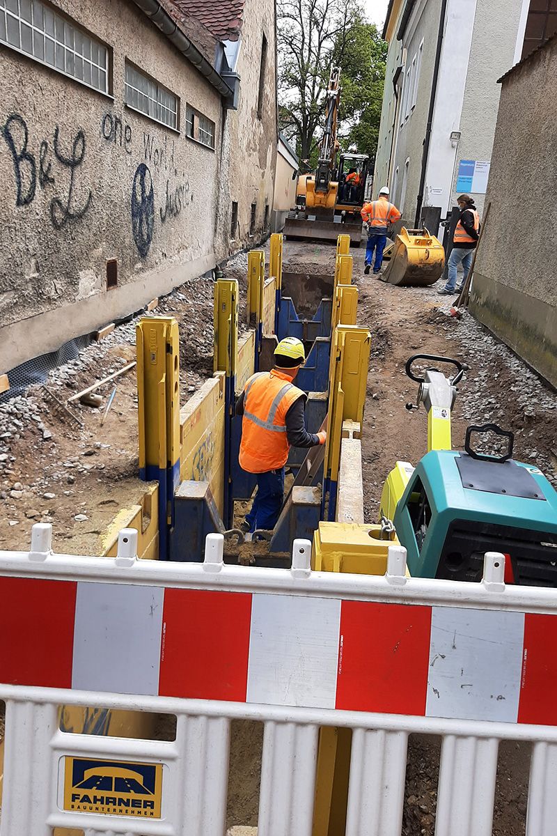 Fotografie - Hier finden die Kanalbauarbeiten mit Gleitschienenverbau statt
