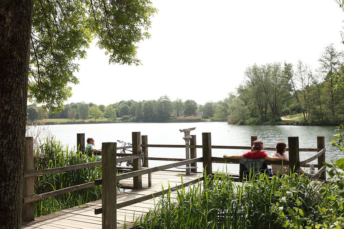 Fotografie - Pärchen auf einer Bank im Donaupark mit Blick über See