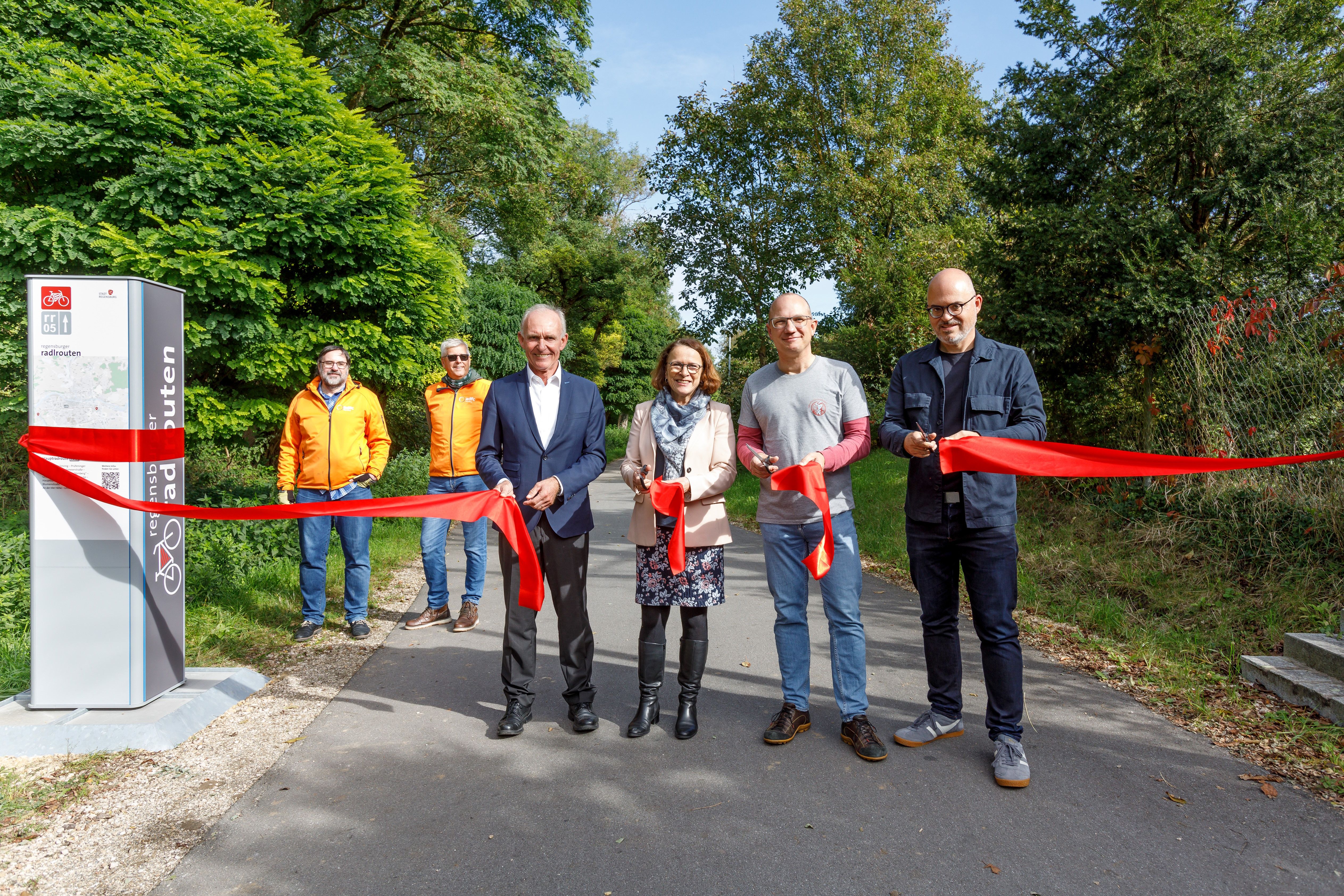 Fotografie: Das rote Band wird bei der offiziellen Eröffnung durchgeschnitten.