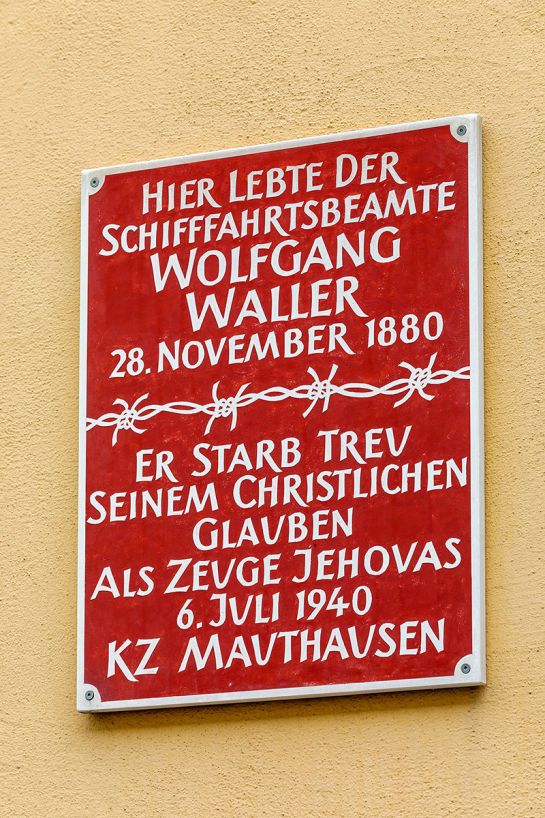 Foto einer Gedenktafel für den Schifffahrtsbeamten Wolfgang Wallner