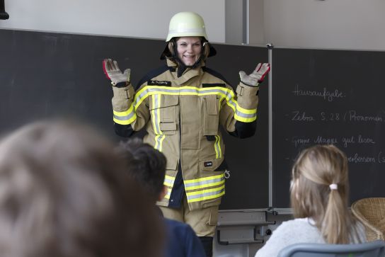 Auch solche Einsätze gehören manchmal dazu: Feuerwehr-Anschauungsunterricht in einer Grundschulklasse (C) Bilddokumentation Stadt Regensburg