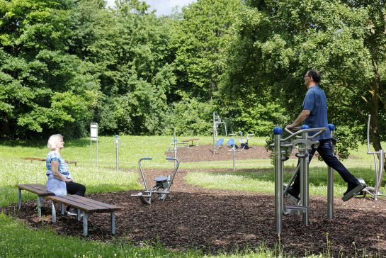 Fotografie: Menschen treiben Sport an den Geräten im Ziegetsdorfer Park.