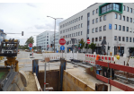 Fotografie - Blick auf die Linienbaugrube für den neuen Kanal in der Straubinger Straße