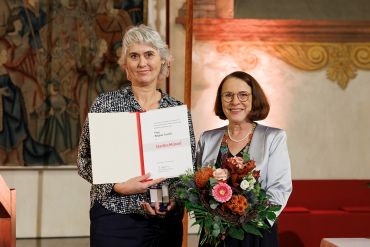 Fotografie - Verleihung der Stadtschlüssel an Regina Tuschl; im Bild mit Oberbürgermeisterin Gertrud Maltz-Schwarzfischer 