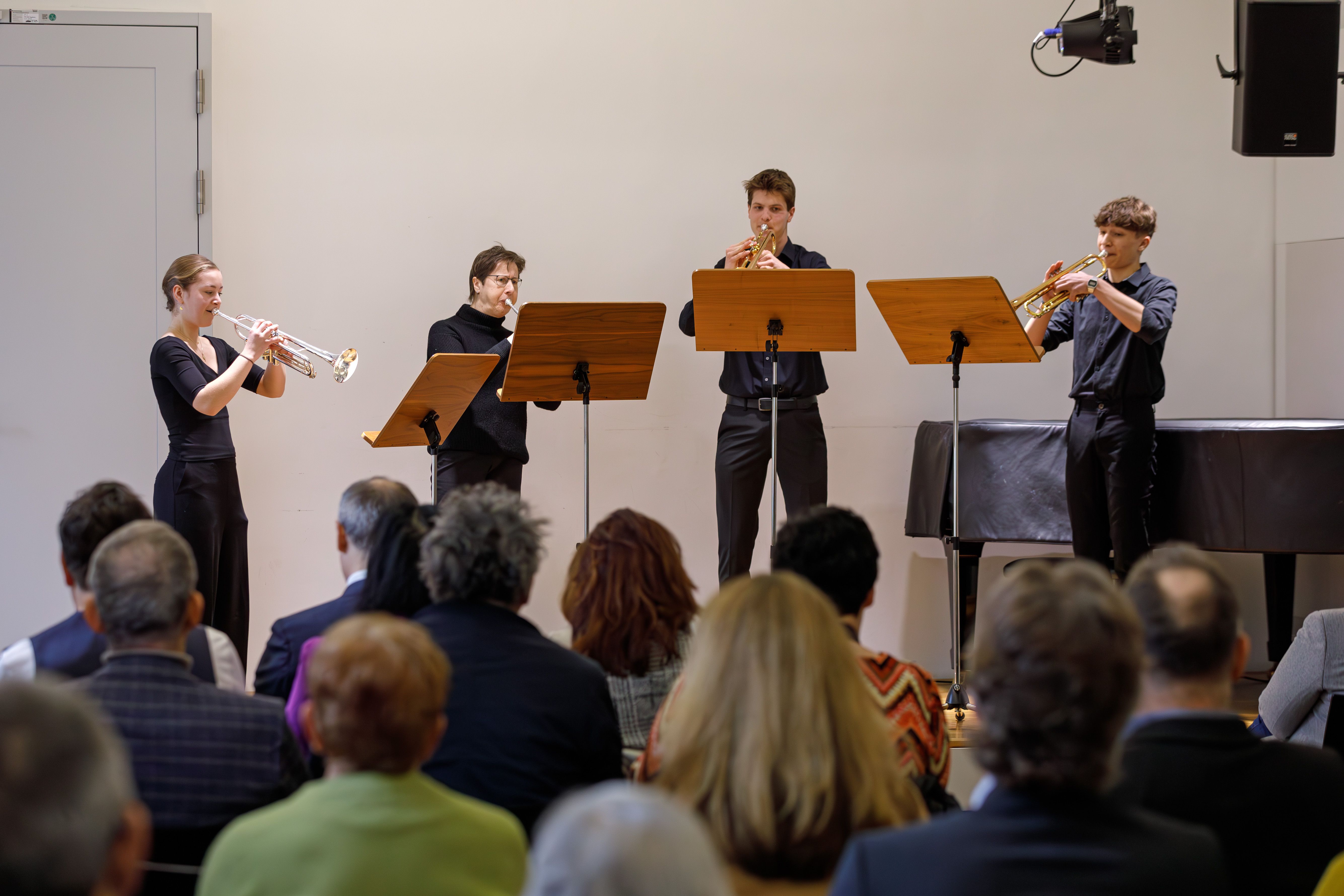 Trompetenquartett spielt im Konzertsaal 