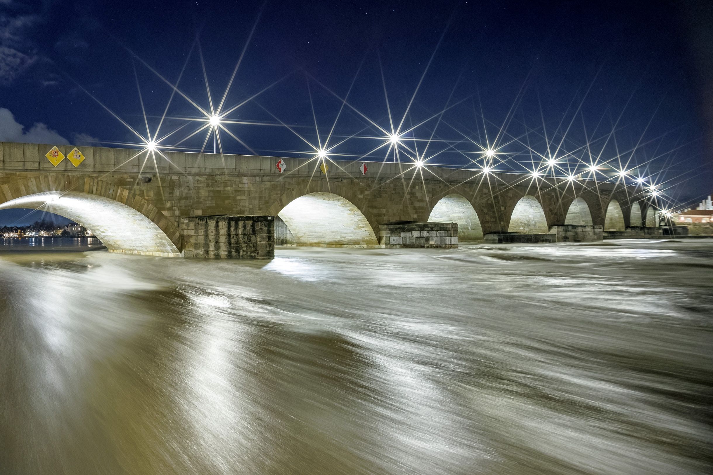 Fotografie: Hochwasser unter der Steinernen Brücke
