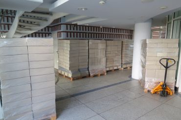 Paletten mit Archivkartons in der Sammelstelle in München