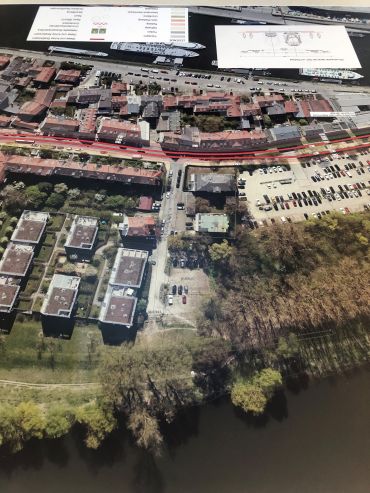 Fotografie: Anhand eines begehbares Plans konnten sich Anwohnende sowie Eigentümerinnen und Eigentümer ein genaues Bild zu den aktuellen Stadtbahn-Planungen in der Wöhrdstraße machen.