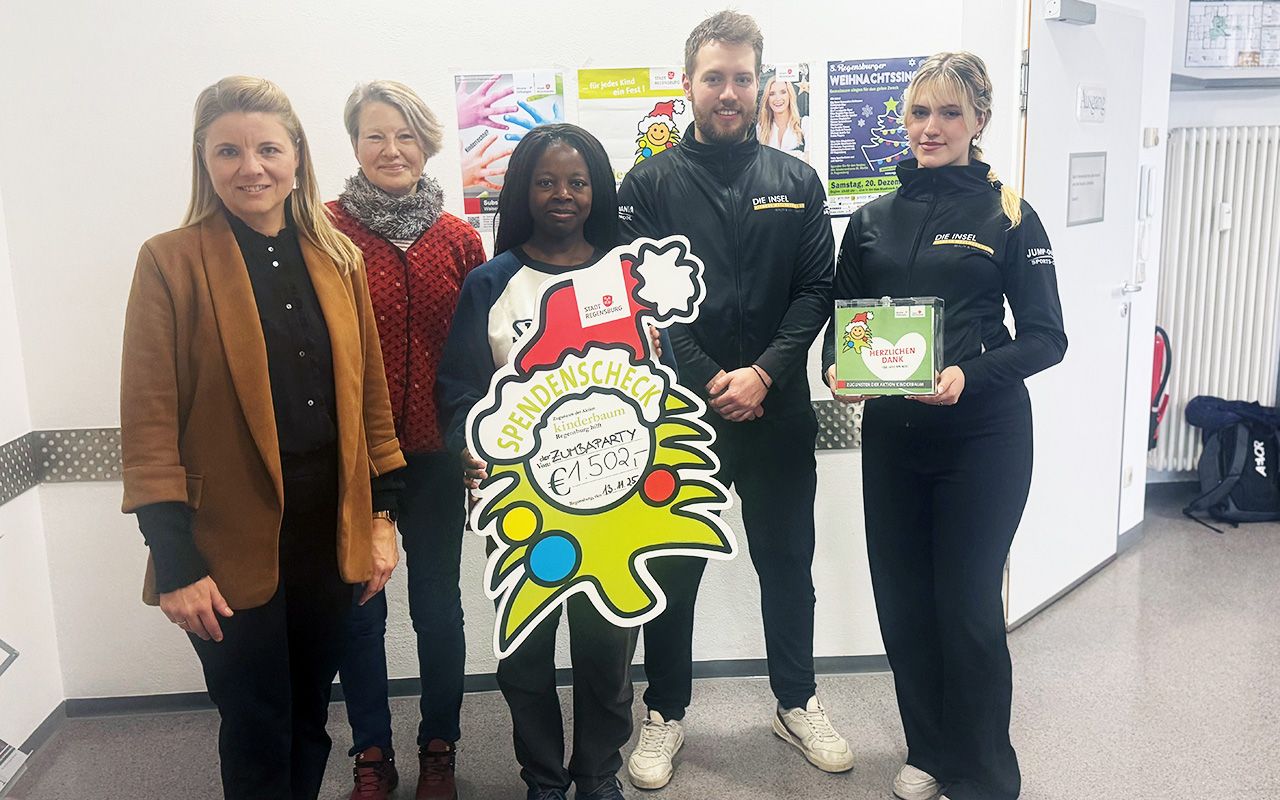 Foto Scheckübergabe mit Teilnehmenden der Zumba Party