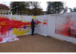 Fotografie - Künstlerin Maria Kurzok bemalt Holzwände mit roter Farbe