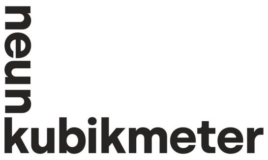 Kultur - NEUNKUBIKMETER - Das Bild zeigt das Logo des temporären Kunst- und Kulturraums „neunkubikmeter“ – das wort „neun“ senkrecht auf das K des Worts „kubikmeter“ gestellt