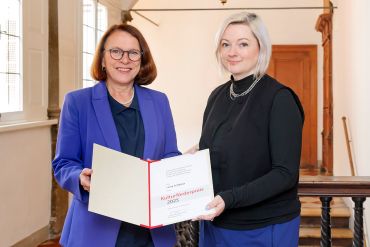 Fotografie - Lena Schabus mit Oberbürgermeisterin Gertrud Maltz-Schwarzfischer