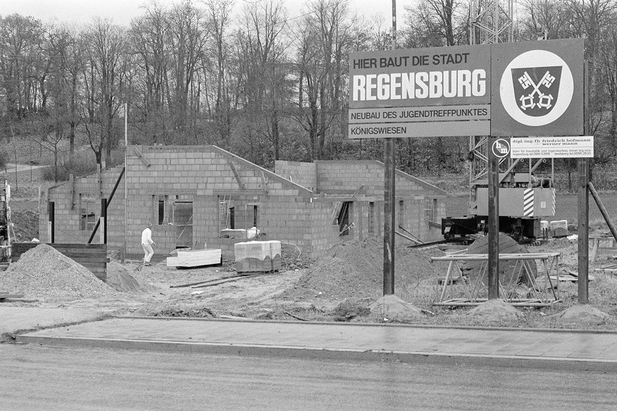 Zu sehen ist eine Aufnahme von der Baustelle des JuZ Königswiesen 1982                                           