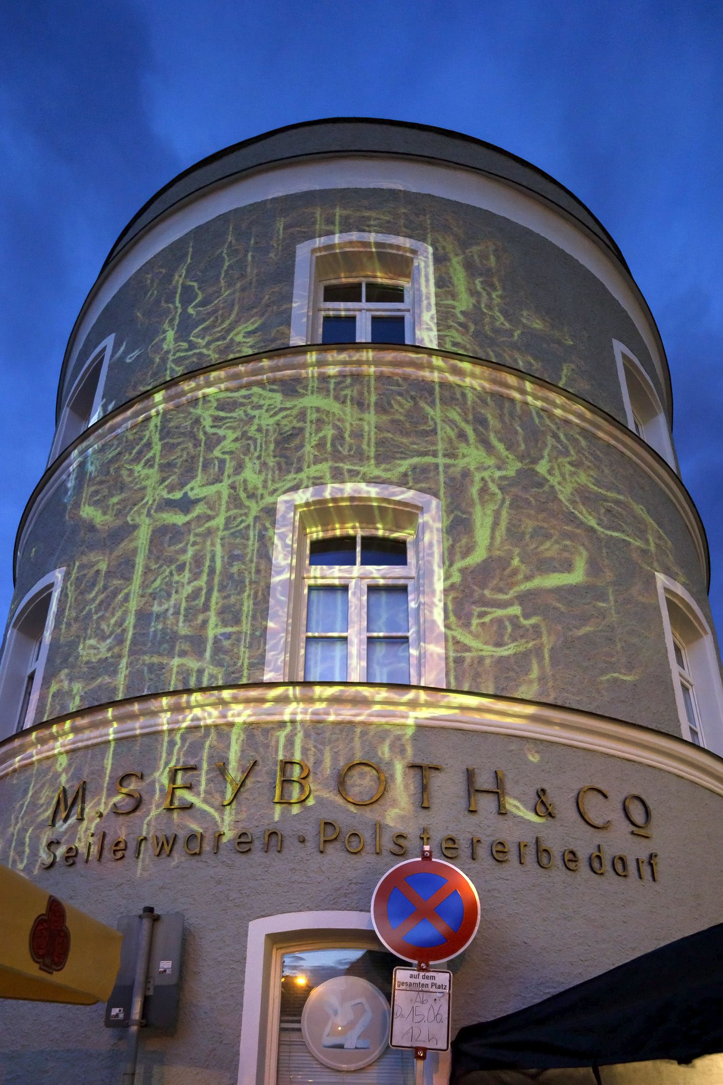 Fotografie: Lichtspiele an der Fassade des Seyboth-Hauses