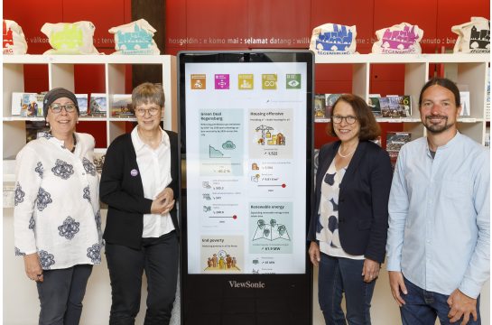 v.l.n.r.: Sabine Teisinger, Sabine Thiele (beide Regensburg Tourismus GmbH) , Oberbürgermeisterin Gertrud Maltz-Schwarzfischer, Michael Grein (Koordinator Kommunaler Entwicklungspolitik Stadt Regensburg) präsentieren die Stele mit dem Dashboard in der Touristinfo.