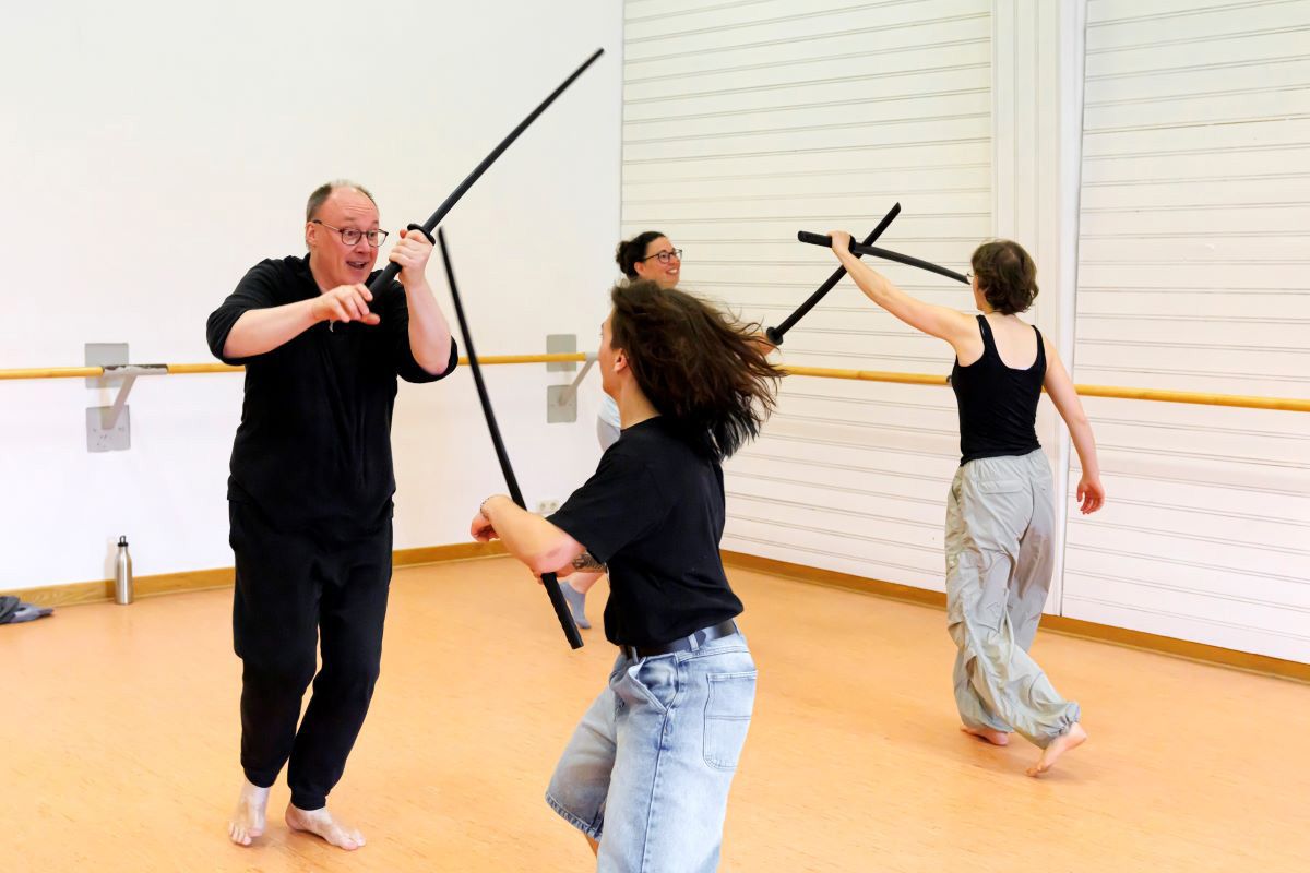 Fotografie: Kampfszene der Teilnehmer mit Plastikschwerter