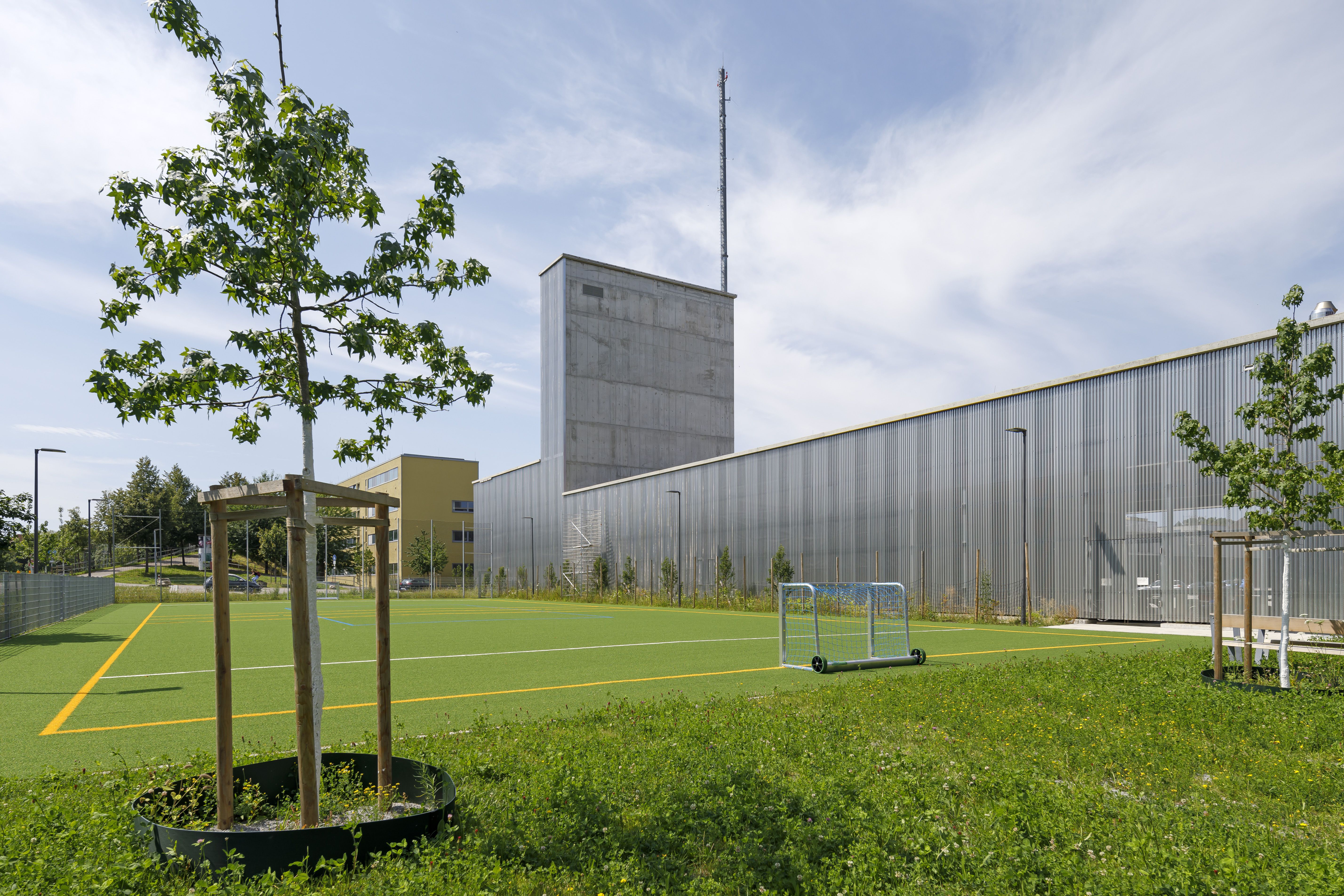 Fotografie: Sportplatz mit Blick auf den Schlauchturm
