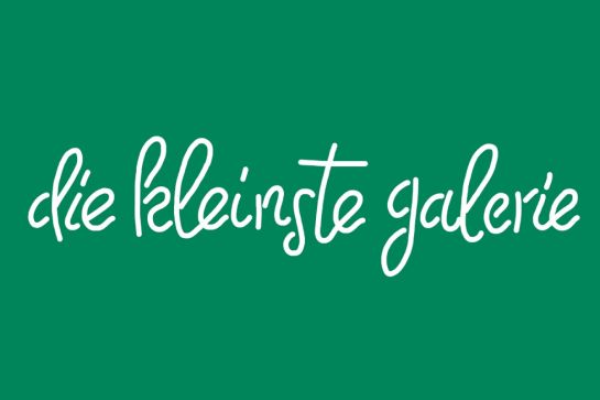 Grafik – Sujet „der kleinsten Galerie“ weiße Schrift auf grünem Hintergrund