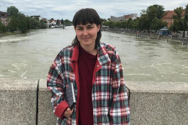 Die Fotografie zeigt ein Porträt der Künstlerin Lea Bouttier