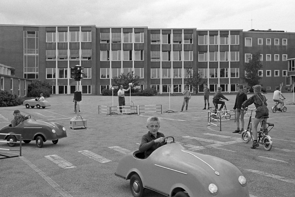Kinder üben im Kinderverkehrsgarten Hans-Herrmann-Schule