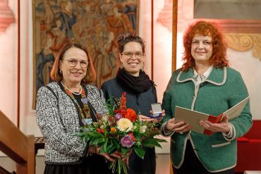 Fotografie - Verleihung der Stadtschlüssel an das FrauenGesundheitsZentrum e.V.; im Bild Teresa Kutzner und Claudia Burmeister mit Oberbürgermeisterin Gertrud Maltz-Schwarzfischer