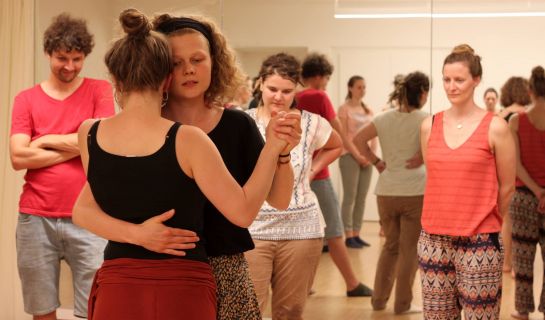 Zu sehen sind zwei Forrò Tanzende bei einem der Offenen Workshops