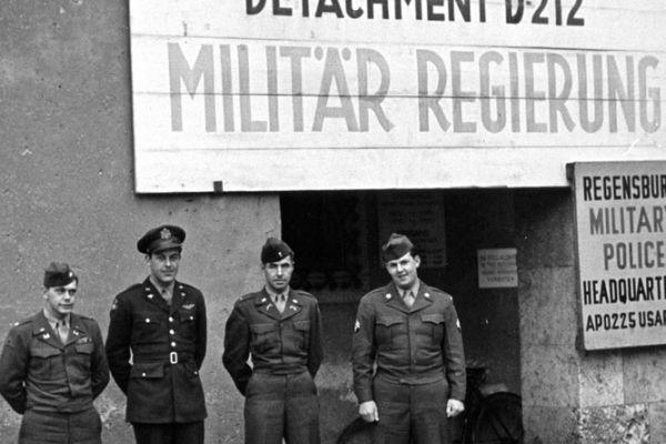Amerikanische Offiziere der Militärregierung vor dem Neuen Rathaus