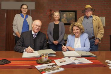 Fotografie – (v. l. n. r.) Pastoralreferentin Johanna Frühmorgen, Pfarrer Horst Wagner, Elfriede Windpassinger, Bürgermeisterin Astrid Freudenstein und Manfred Rohm 