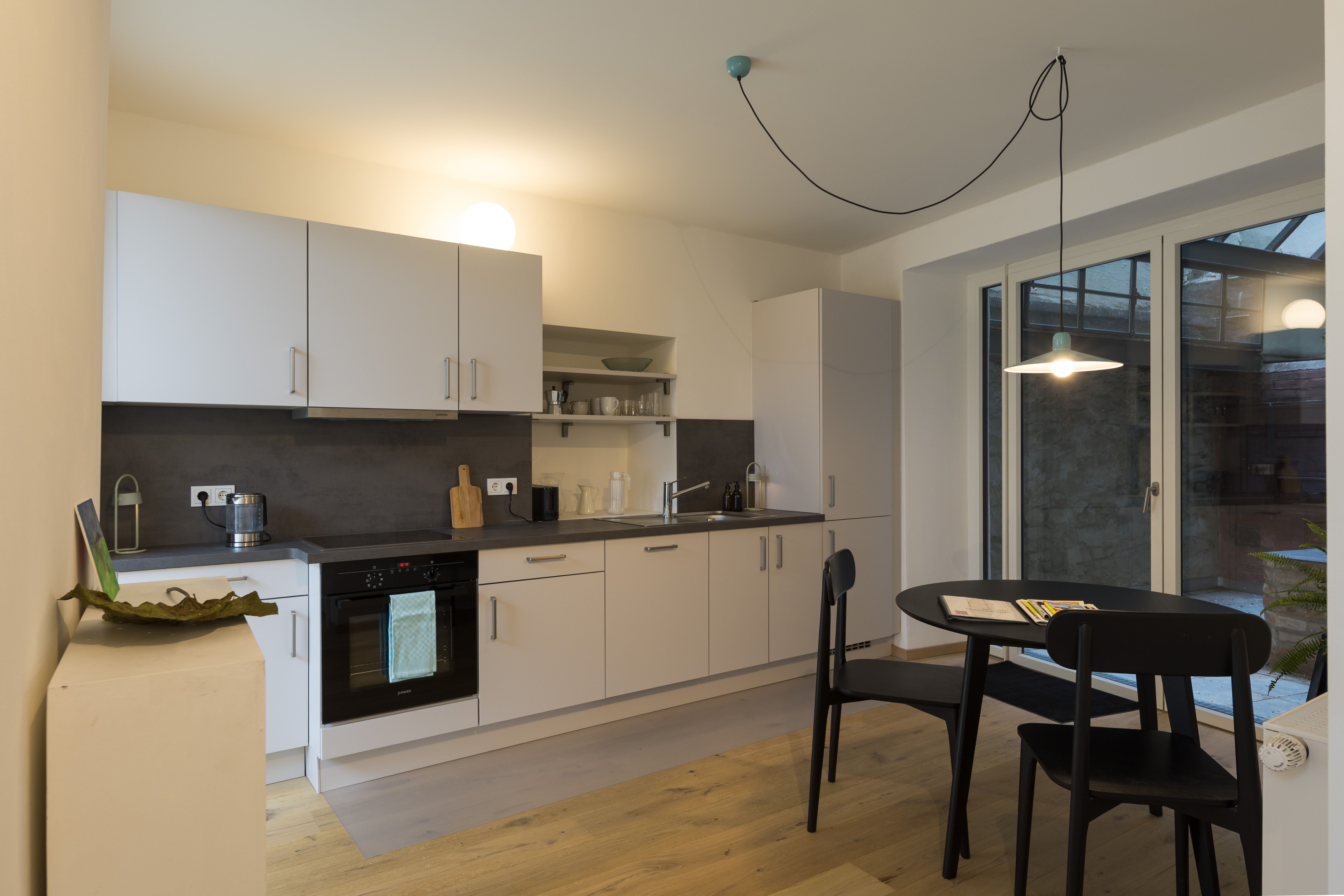 Die Fotografie zeigt die Küche der Atelierwohnung 2.