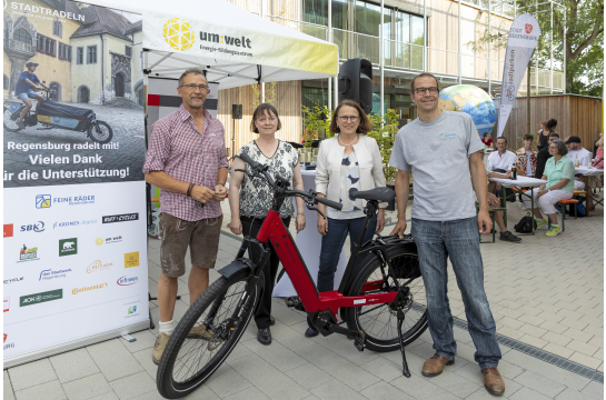 Fotografie: (v. l. n. r.) Frank Pangerl, Gewinner des E-Bikes von Feine Räder, gemeinsam mit Planungs- und Baureferentin Christine Schimpfermann, Oberbürgermeisterin Gertrud Maltz-Schwarzfischer und Uli Schmack von Feine Räder 