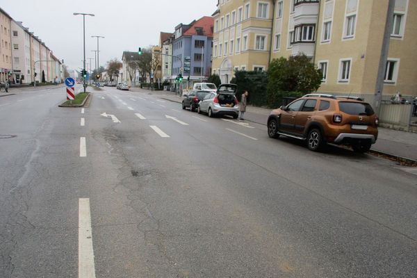 Prüfeninger Straße - Fotografie - auf dem Bild sieht man die Schäden am Asphalt, die Instandsetzungsmaßnahmen erforderlich machen