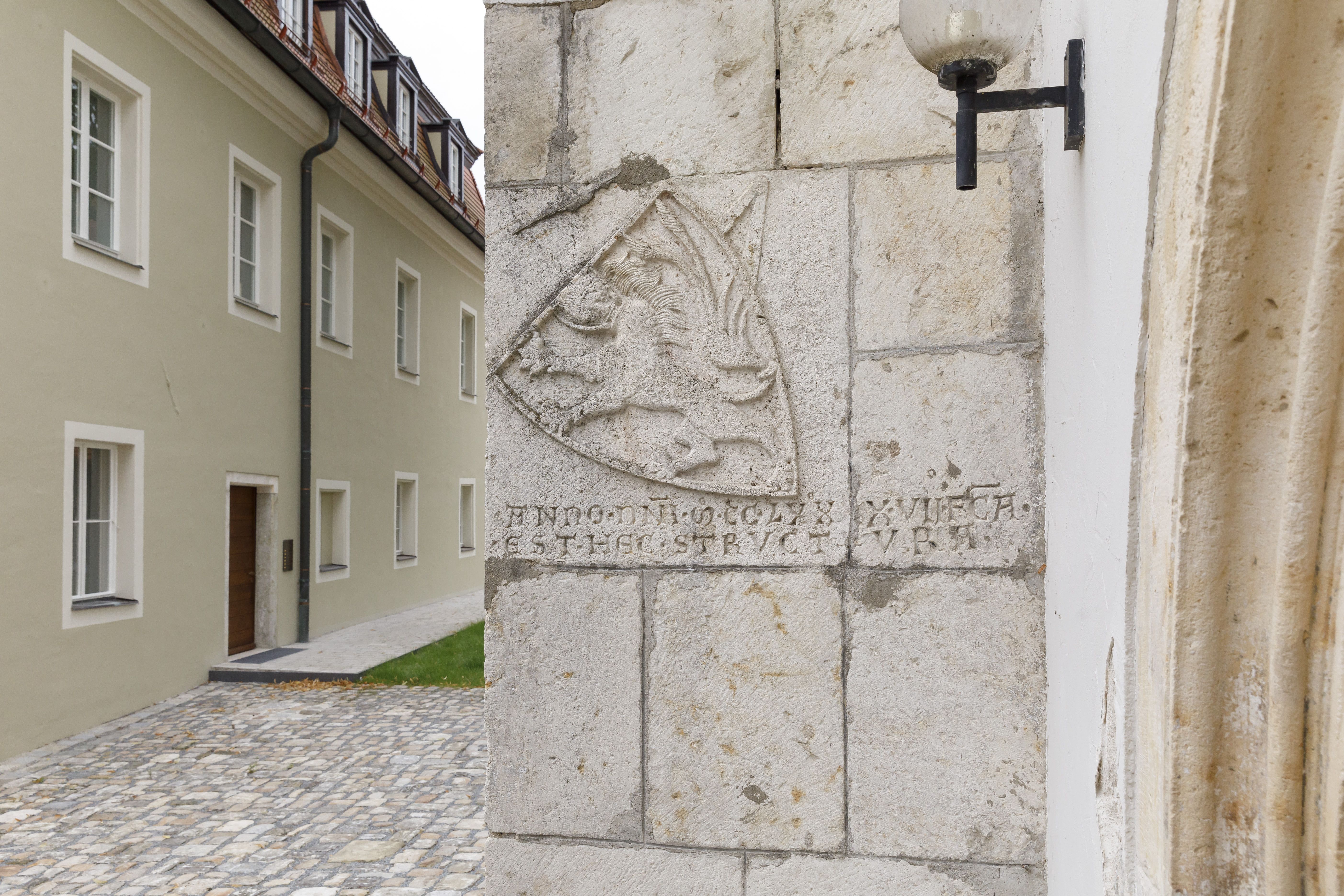 Fotografie: Zandt-Wappen am Eingang der Spitalkirche