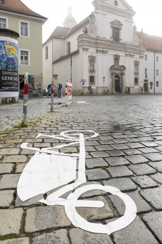 Fotografie: Piktogramm auf dem Boden, das die Fläche als Stellplatz für Lastenräder ausweist