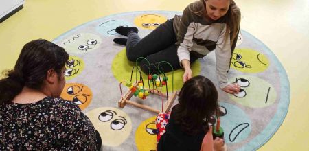 Auf dem Foto sind mehrere Personen im Spielzimmer des Stadtteilprojekts Ost in der Guerickestraße zu sehen.