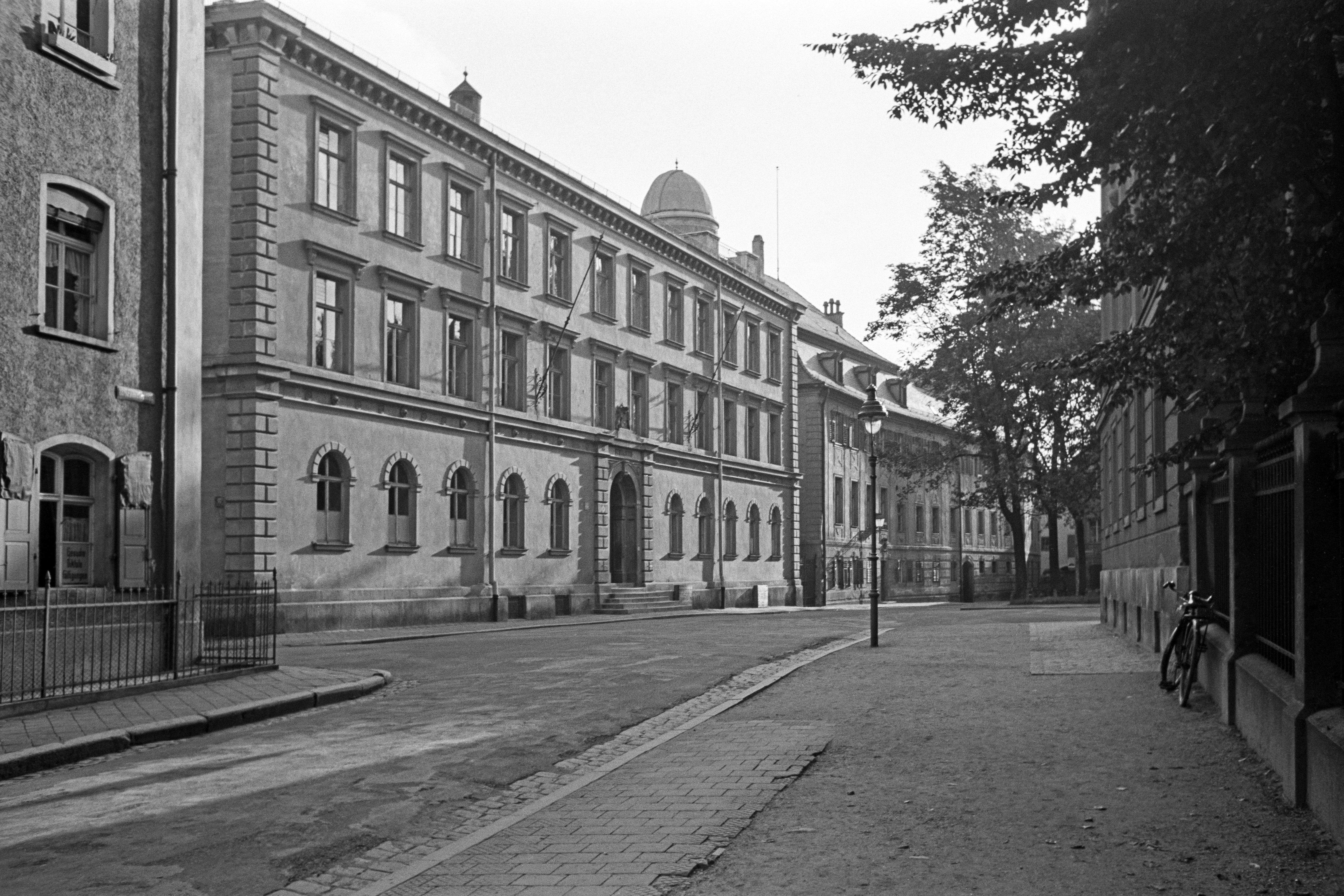 Fotografie: Die Sternwarte ist gut erkennbar mit der Kuppel auf dem Dach (1941).