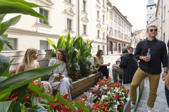Fotografie: Menschen kommen am Deggideck in der Oberen Bachgasse zusammen.