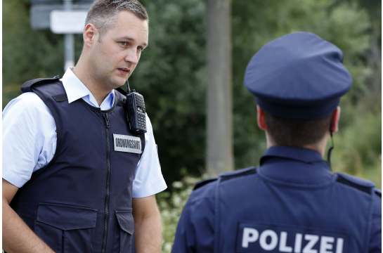 Thomas Kaschel im Gespräch mit der Polizei