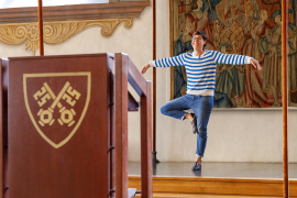 Fotografie: Kabarettistin Eva Karl Faltermeier macht eine Yoga-Pose im historischen Reichssaal.