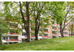Fotografie: Die Wohnhäuser, die direkt an den Park grenzen, sind der Geländeform angepasst und deutlich niedriger. (C) Bilddokumentation Stadt Regensburg