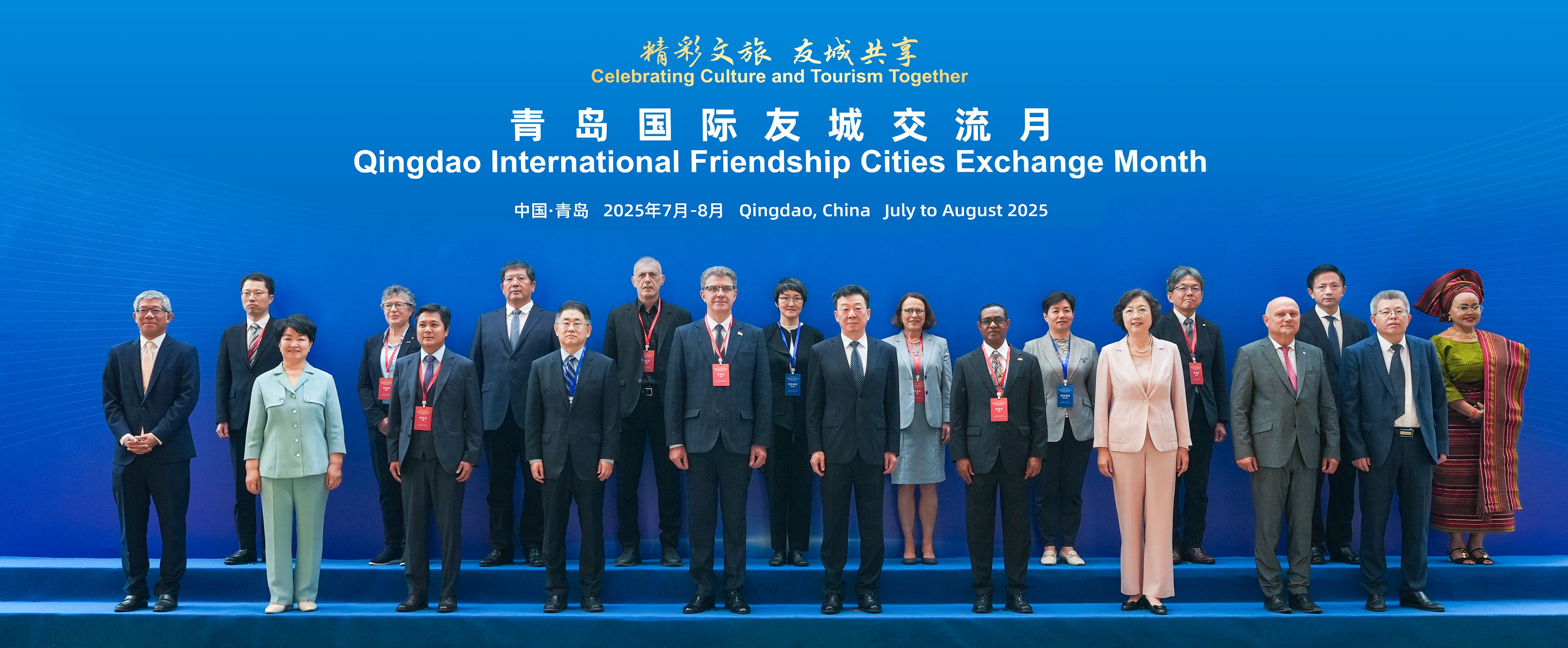 Die teilnehmenden Vertreter aus aller Welt stellen sich für die Eröffnung des Qingdao International Friendship Cities Exchange Month auf