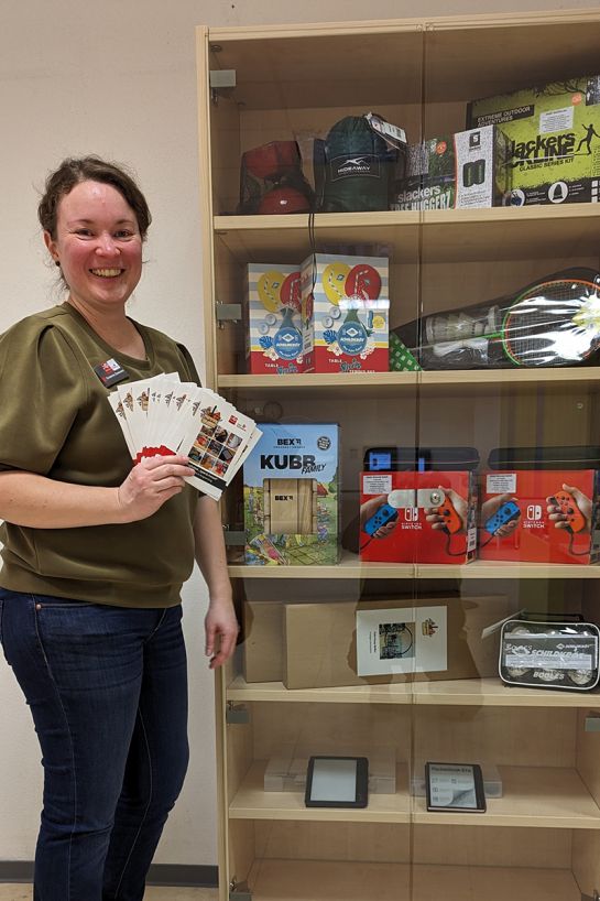 Bibliothekarin Susanne Zimmerer freut sich über das neue Dingliothek-Regal.