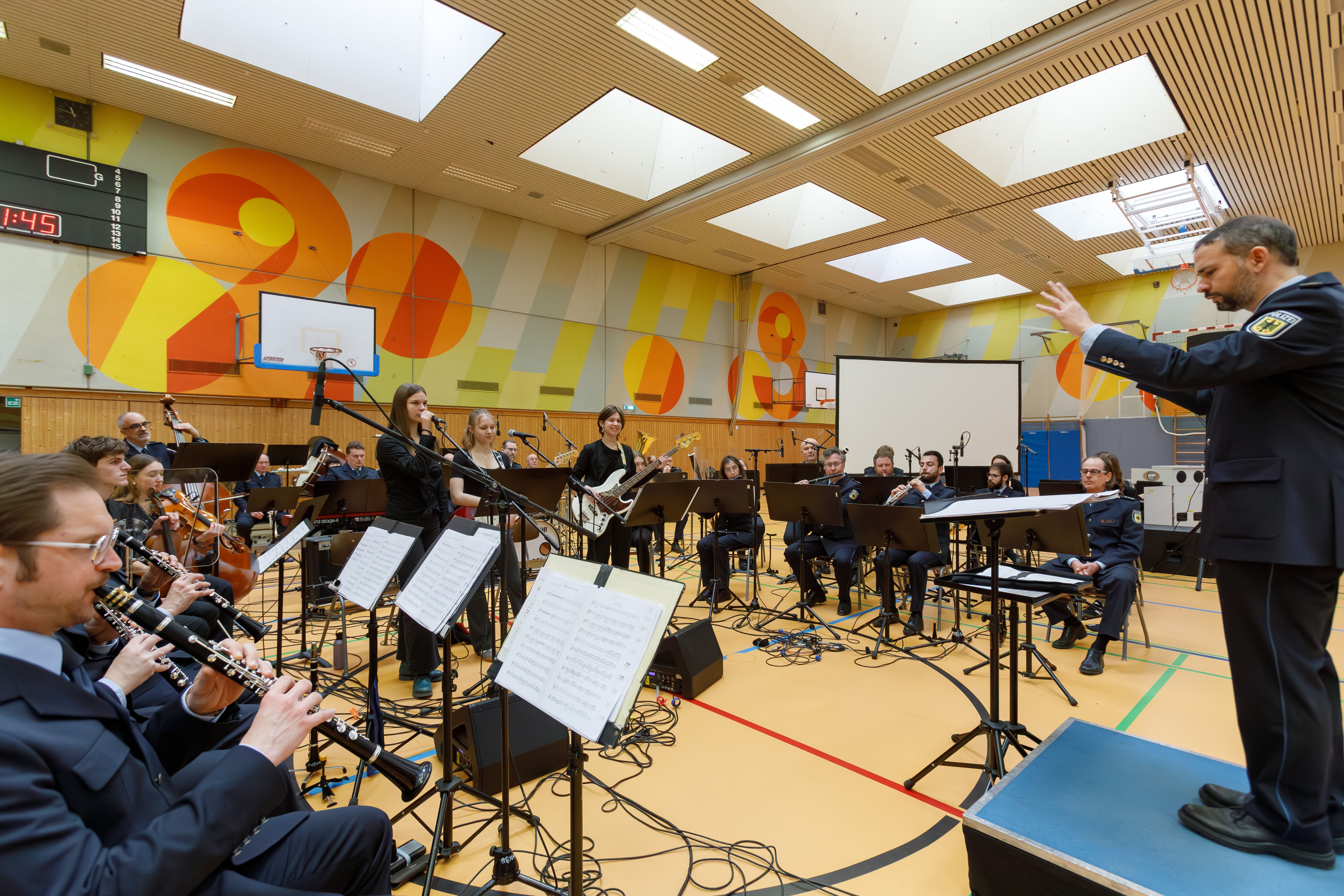 Die Schulband spielt mit dem Orchester