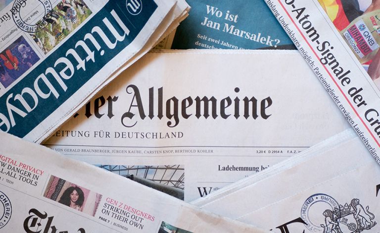 Zeitungen nebeneinander liegend