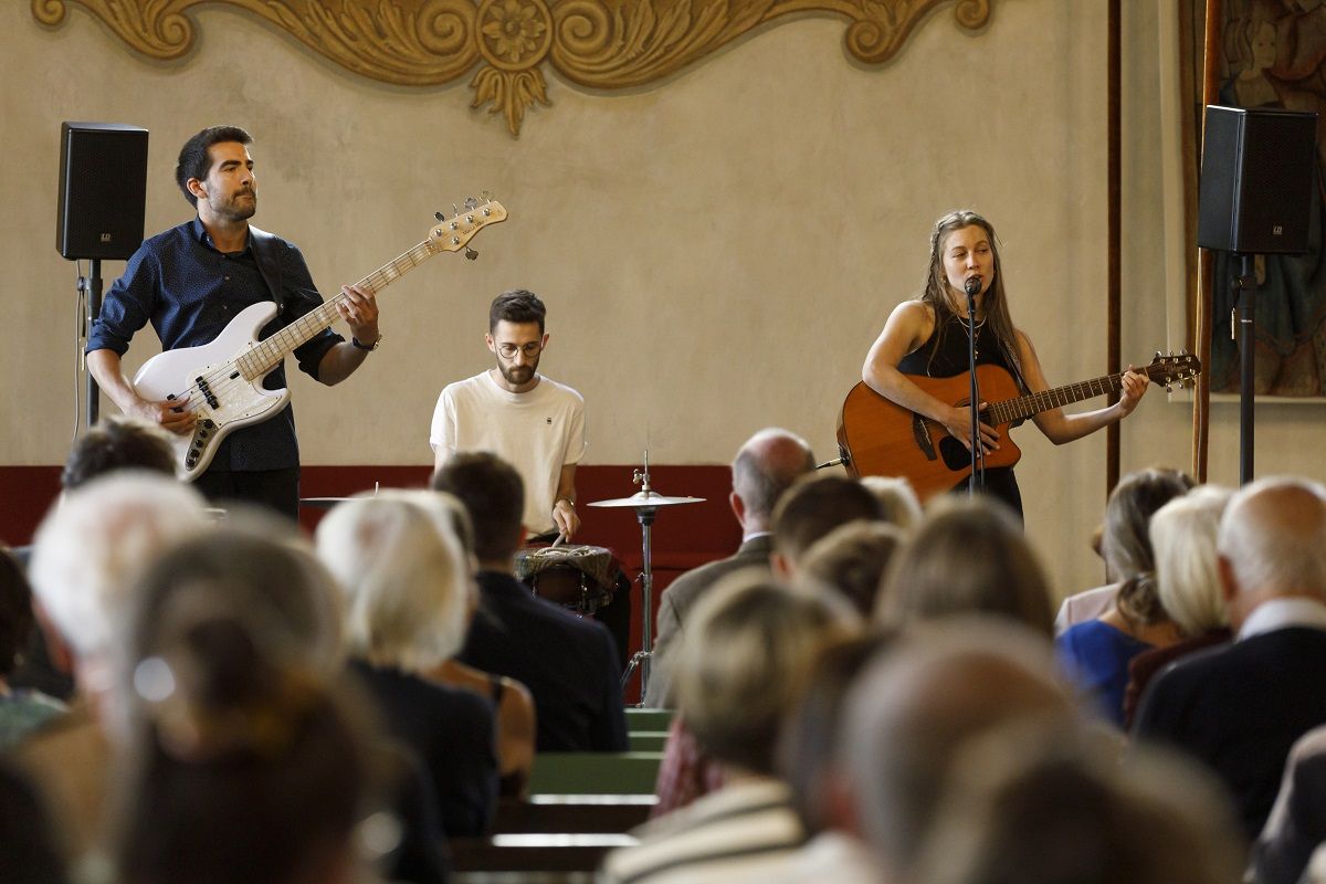 Combo spielt auf der Bühne