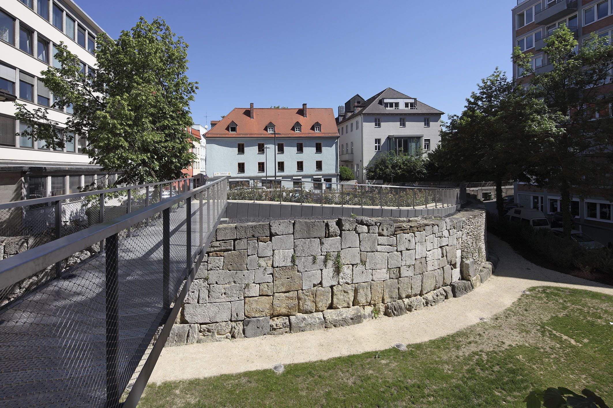Der Steg zwischen Ernst-Reuter-Platz und der D.-Martin-Luther-Straße 