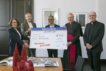v. l. n. r.: Oberbürgermeisterin Gertrud Maltz-Schwarzfischer, Kulturreferent a. D. Klemens Unger, Michael Gruber (Spardabank Ostbayern), Bischof Rudolf Voderholzer und Dompropst Dr. Franz Frühmorgen (C) Bilddokumentation Stadt Regensburg Spendenübergabe für Notre-Dame de Paris