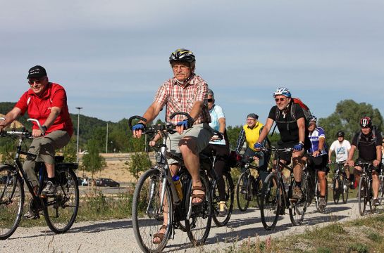 Themenbild Senioren - Aktiv im Alter - Fotografie - mehrere Radfahrer auf einer Radtour