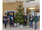 Fotografie - Schülerinnen und Schüler des Internats Pindl bringen Geschenke zum Kinderbaum- mit Franziska Kummer von der Stiftungsverwaltung