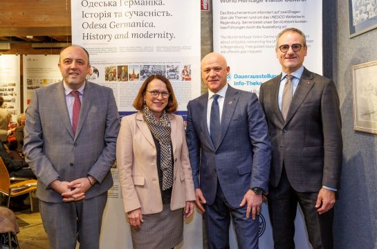 Generalkonsul Yuriy Nykytiuk, Oberbürgermeisterin Getrud Maltz-Schwarzfischer, Oberbürgermeister Gennady Trukhanov und Kulturreferent Wolfgang Dersch (v.l.n.r.)
