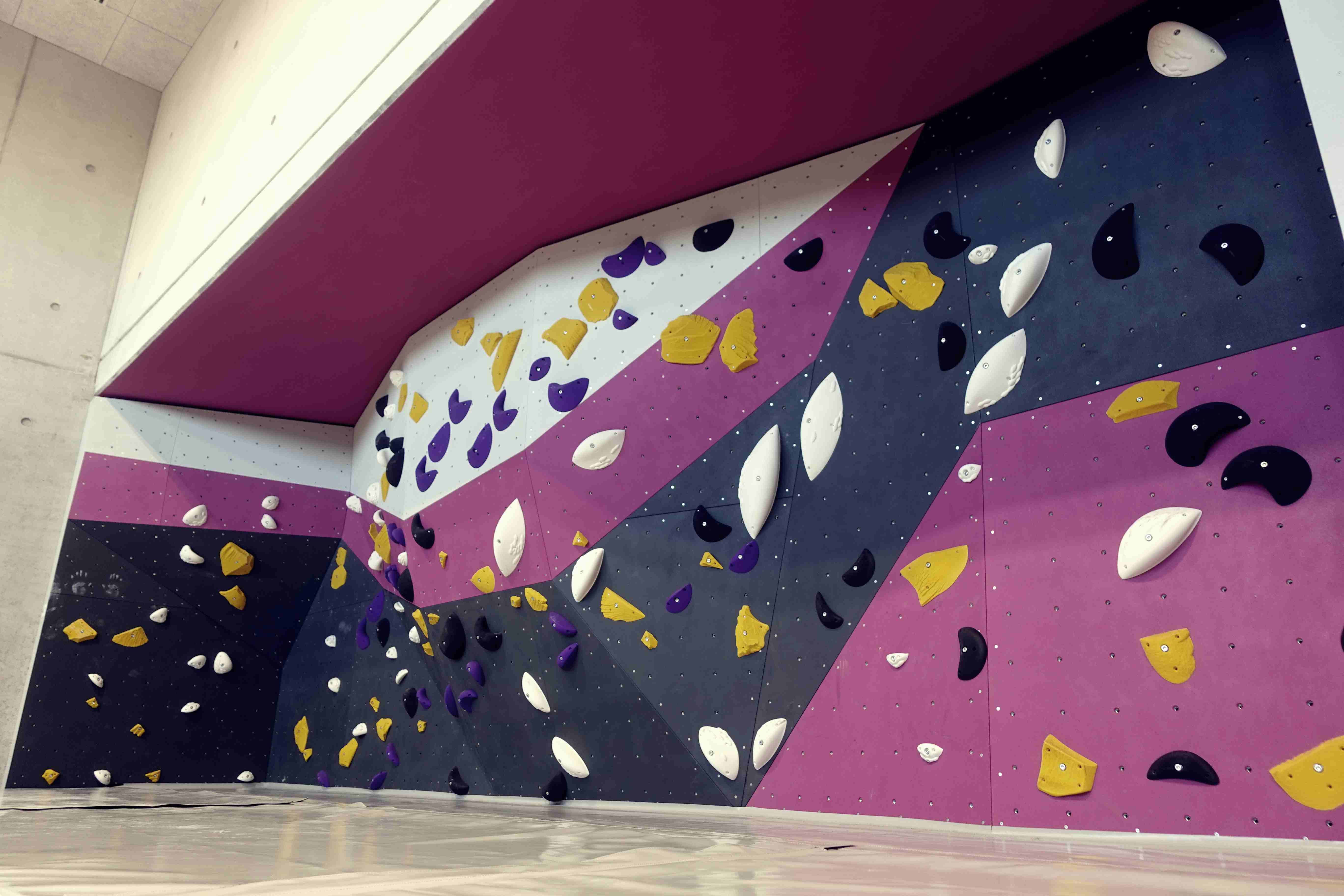 Auf dem Foto ist eine Boulderwand zu sehen.